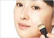 特に下まぶたはブラシでていねいに