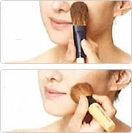 中央から外側へ押さえるようにして塗布